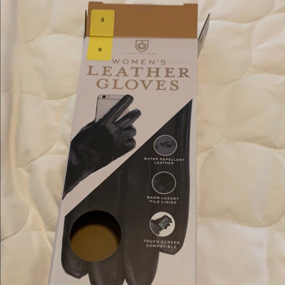 Women’s leather gloves